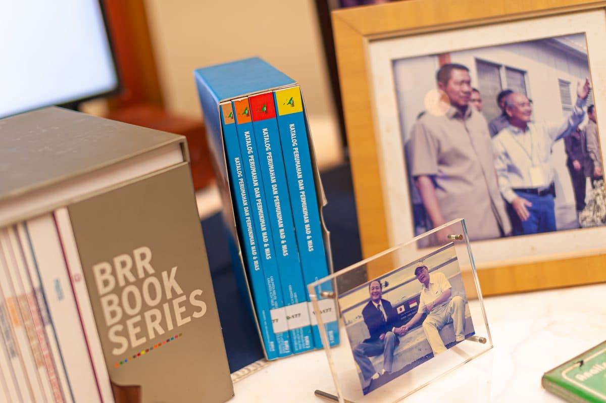 Seri buku BRR dan terbitan IDeA di rak pameran.