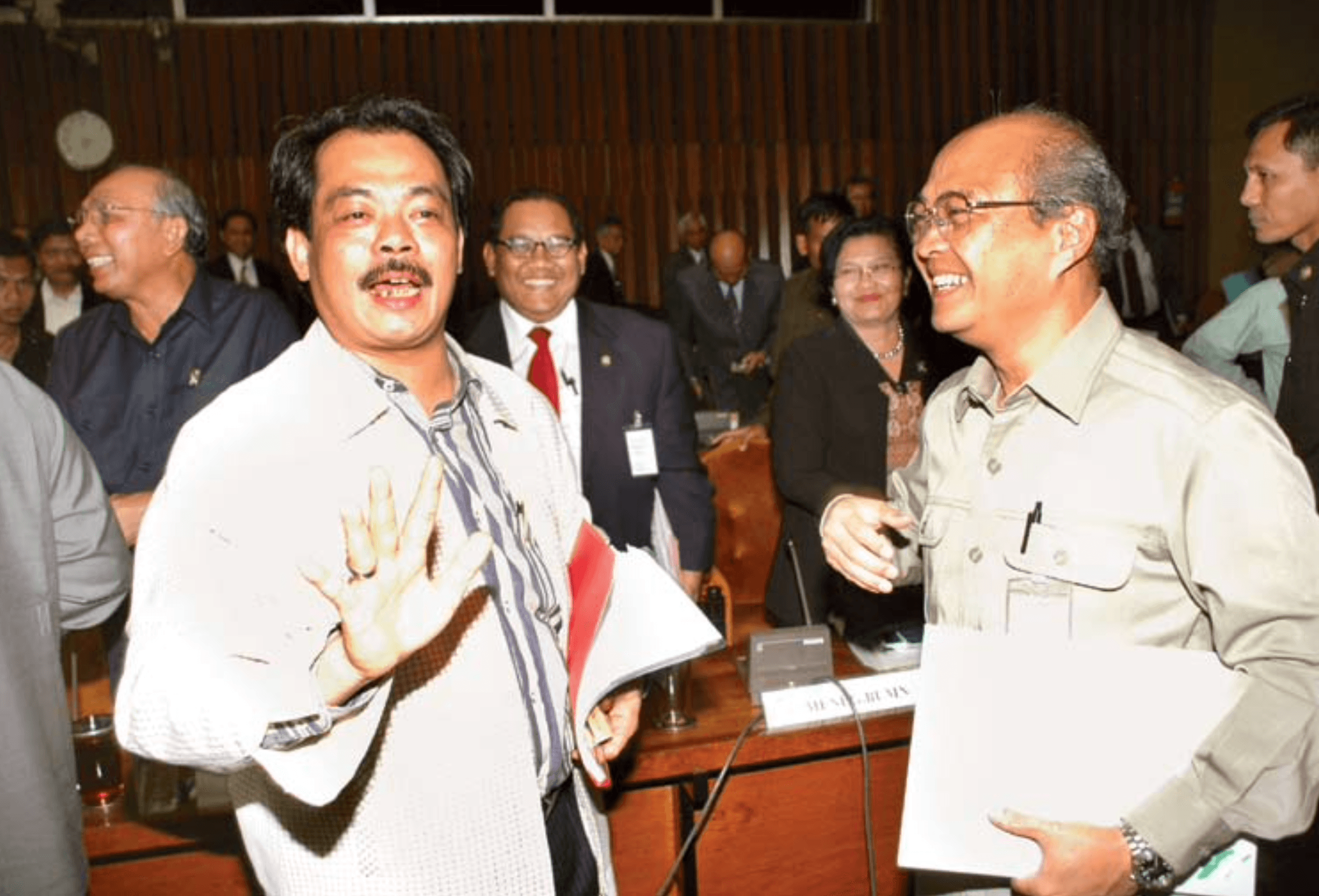 Sejumlah peserta berbincang sambil membawa berkas di sebuah ruang pertemuan, dalam arsip BRR Aceh–Nias.
