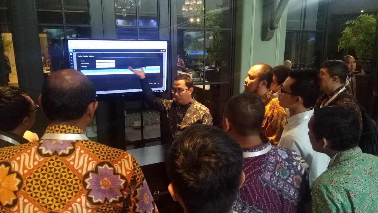 Pemaparan laporan kemajuan program kepada publik.