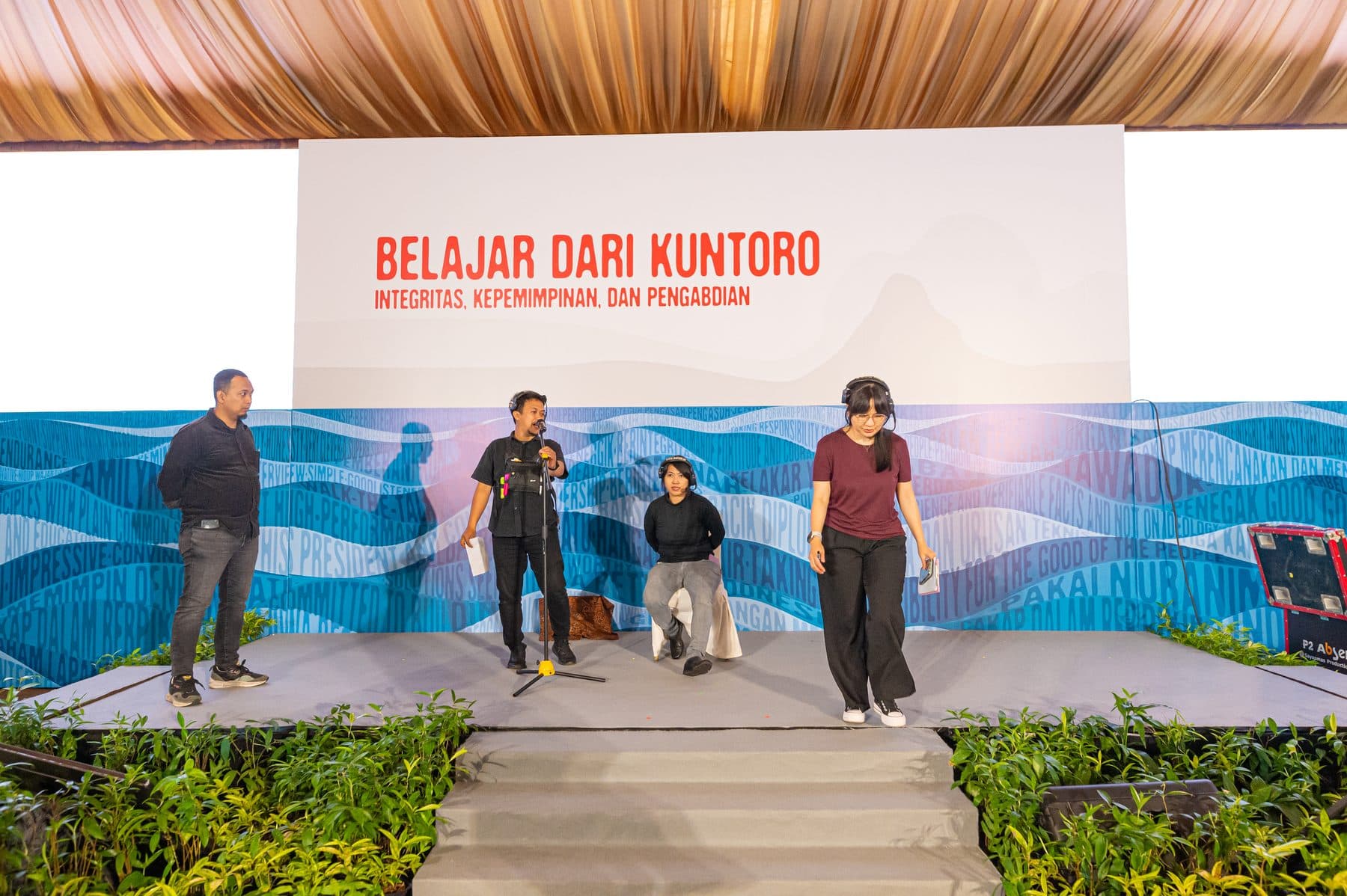 Panggung acara Belajar dari Kuntoro: Integritas, Kepemimpinan, dan Pengabdian, 17 Desember 2024.